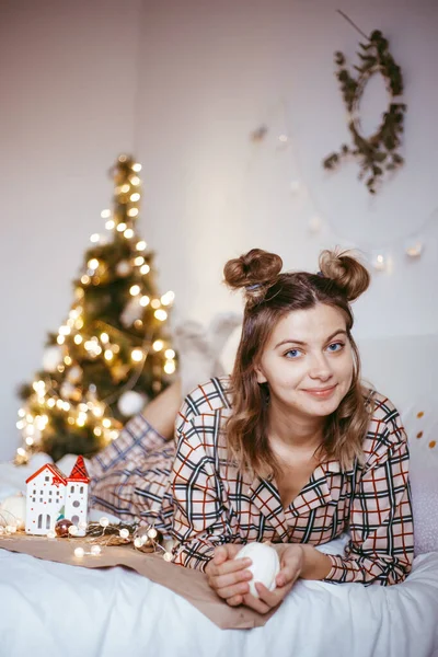 Mutlu Genç Bir Kadın Sabah Yatak Odasında Süslü Noel Ağacıyla — Stok fotoğraf