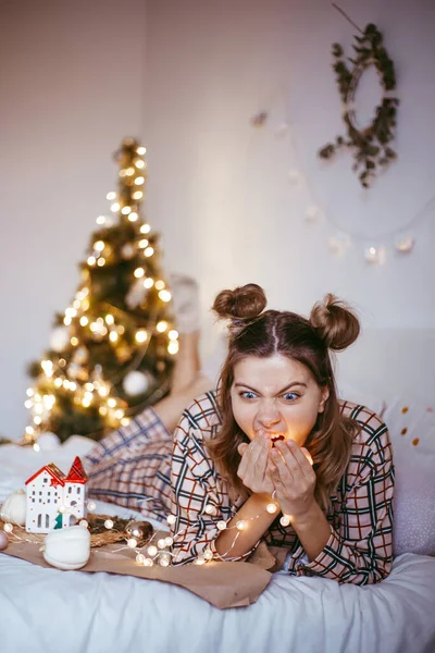 Mutlu Genç Bir Kadın Sabah Yatak Odasında Süslü Noel Ağacıyla — Stok fotoğraf