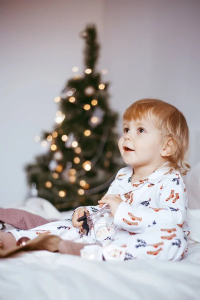 Eerste Kerst Van Het Kind Een Duur Jongetje Ligt Zijn Rechtenvrije Stockfoto's