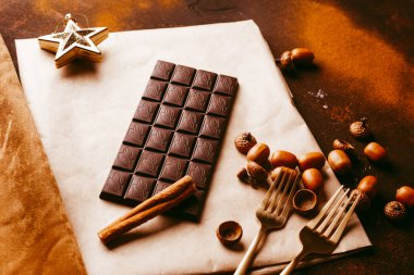 Koyu kahverengi arka planda bir kağıt parçasında çikolata.