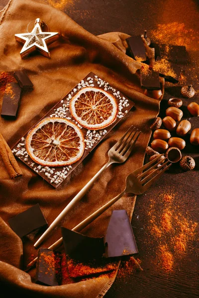 Καραμέλες Φέτες Πορτοκαλιού Σοκολάτα Βρίσκονται Σκούρο Καφέ Φόντο Δίπλα Στο — Φωτογραφία Αρχείου