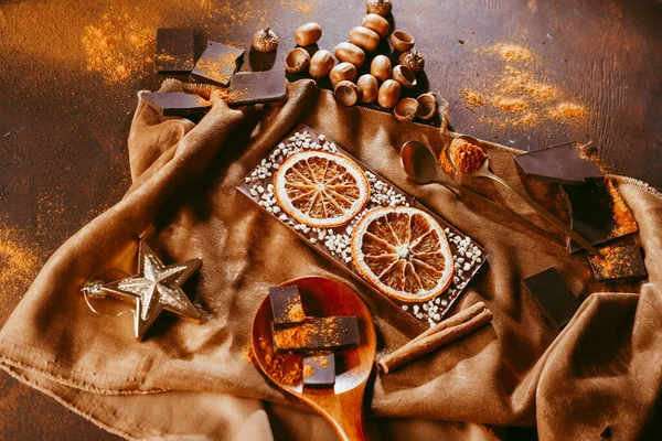 막대와 초콜릿 조각과 오렌지색 위에서 바라본 양념을 합성하는 — 스톡 사진