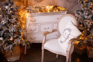 Noel hediyeleri ağacın altında. Şöminenin yanındaki karla kaplı ağaç. Yeni yılın iç dekoru.