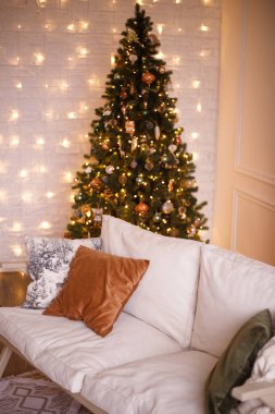 Yeni yıl tatili ya da kutlaması, havası, şık Noel iç mekanı, hediyeler ve Noel ağacının altına sarılmış hediyeler.