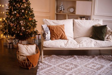 Yeni yıl tatili ya da kutlaması, havası, şık Noel iç mekanı, hediyeler ve Noel ağacının altına sarılmış hediyeler.