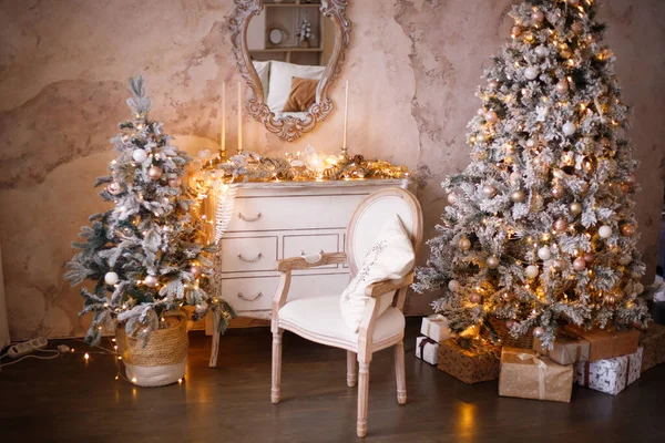 Los Regalos Navidad Están Debajo Del Árbol Árbol Cubierto Nieve Imagen De Stock