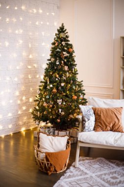 Yeni yıl tatili ya da kutlaması, havası, şık Noel iç mekanı, hediyeler ve Noel ağacının altına sarılmış hediyeler.