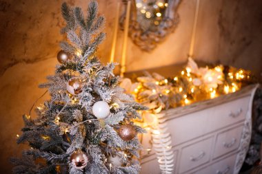 Noel hediyeleri ağacın altında. Şöminenin yanındaki karla kaplı ağaç. Yeni yılın iç dekoru.