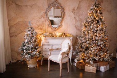 Noel hediyeleri ağacın altında. Şöminenin yanındaki karla kaplı ağaç. Yeni yılın iç dekoru.
