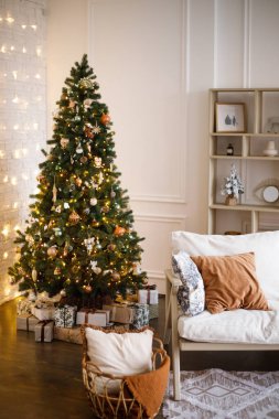 Noel ve Yeni Yıl odasının içini Noel ağacıyla süsleyin. Yeni yıl arifesi. Mutlu yıllar ve mutlu Noeller. Çelenklerin yandığı oda.