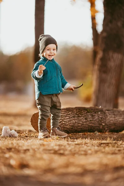 Enfant Promenade Automne Garçon Vêtu Une Veste Verte Promène Dans — Photo