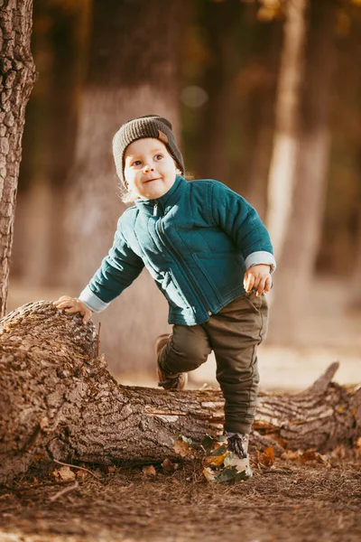 Enfant Heureux Arrive Garçon Vêtu Une Veste Verte Pantalon Brun — Photo