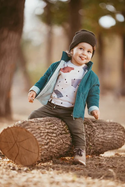 Niño Con Una Chaqueta Verde Cálida Sombrero Punto Está Sentado — Foto de Stock