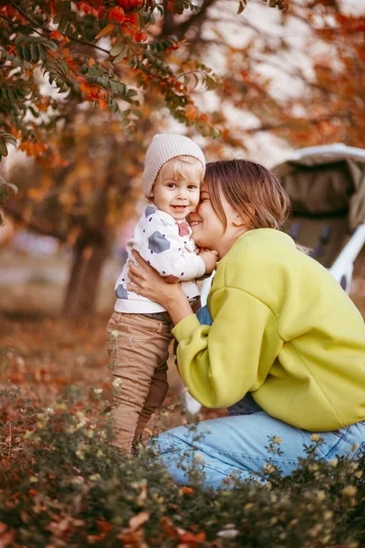 Мать Ребенок Гуляют Парку Осенью Фоне Оранжевой Листвы — стоковое фото
