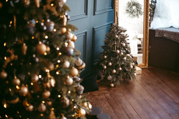 Νέα χρόνια εσωτερικό, διακοσμήσεις, παιχνίδια στο χριστουγεννιάτικο δέντρο, όμορφη αίθουσα — Φωτογραφία Αρχείου