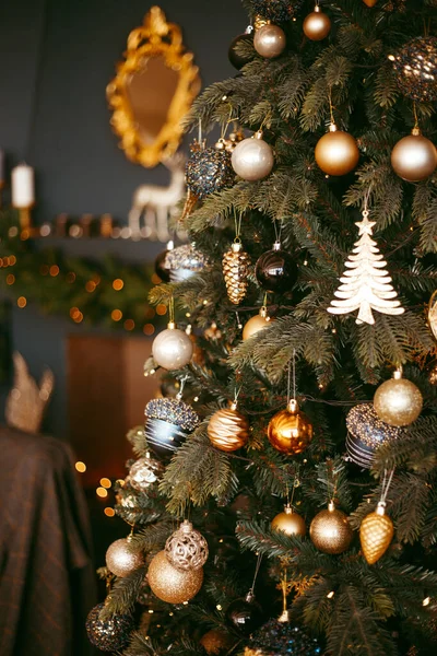 Nuevo año interior, decoraciones, juguetes en el árbol de Navidad, salón hermoso —  Fotos de Stock