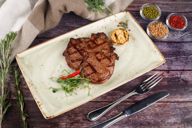 Barbekü domuz fileto bifteği ve patates. Karanlık arka plan. Üst Manzara. Boşluğu kopyala.