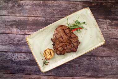 Barbekü domuz fileto bifteği ve patates. Karanlık arka plan. Üst Manzara. Boşluğu kopyala.