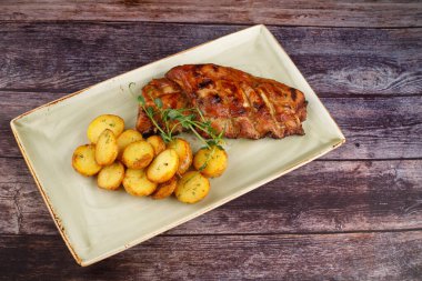 Ahşap bir masada domuz pirzolası, üst manzara.