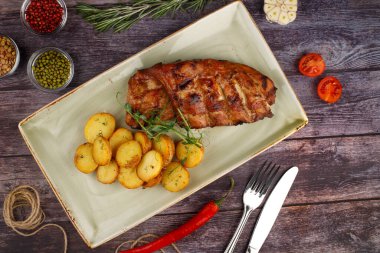 Ahşap bir masada domuz pirzolası, üst manzara.