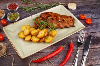 Ahşap bir masada domuz pirzolası, üst manzara.