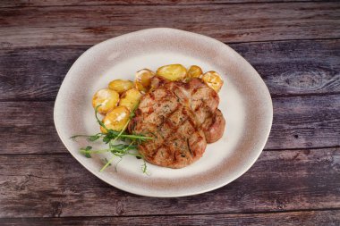 Barbekü domuz fileto bifteği ve patates. Karanlık arka plan. Üst Manzara. Boşluğu kopyala.