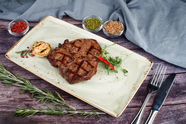 Bbq Vepřový Steak Hřbetu Bramborem Tmavé Pozadí Horní Pohled Kopírovat — Stock fotografie