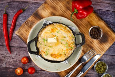 Klasik rendelenmiş peynirli soğan çorbası. Ahşap bir masanın arka planında.
