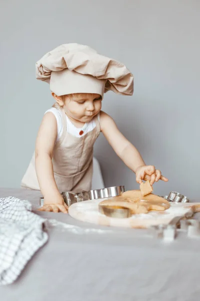 Portret Van Een Kleine Kok Die Deeg Kneedt Een Schort Stockfoto