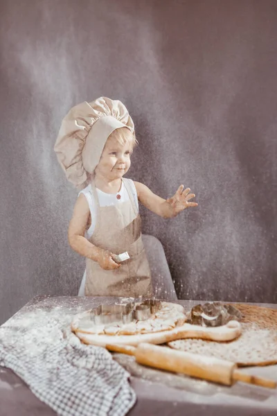 Niño Feliz Delantal Sombrero Chef Prepara Masa Hornea Galletas Cocina —  Fotos de Stock