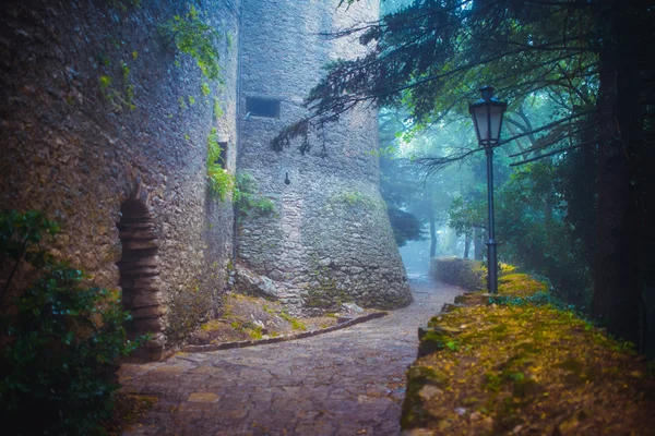 Niebla en la ciudad medieval —  Fotos de Stock