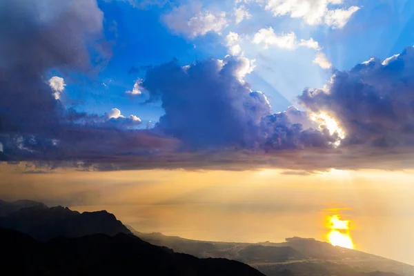Величественный восход над горами с солнечными лучами — стоковое фото