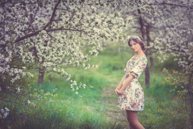 güzel esmer kız çiçek açan bahçesinde