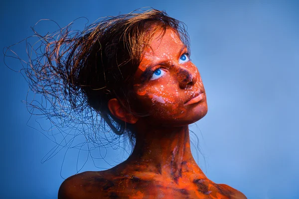 Jonge vrouw met geschilderde rood gezicht — Stockfoto