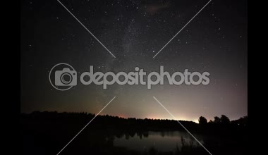 gece gökyüzünde yıldızlar dönen timelapse video
