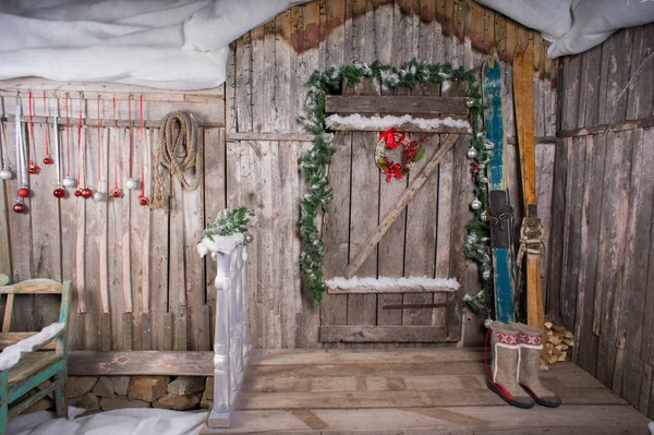 Houten Ski's permanent in de buurt van de veranda — Stockfoto