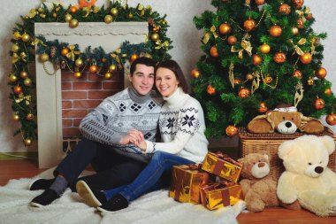 Halı şömine önünde oturan güzel aşk Çift