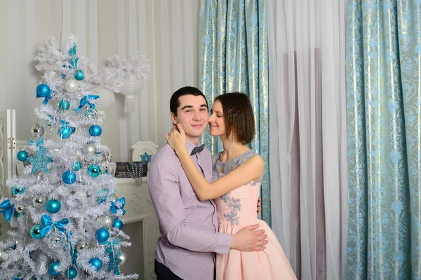 Bom casal de amor sentado no tapete na frente da lareira — Fotografia de Stock