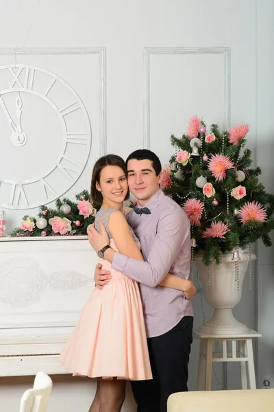 Beau couple d'amour assis sur le tapis devant la cheminée — Photo