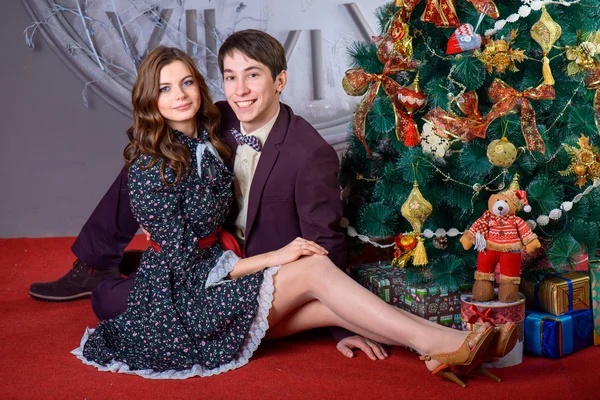 Porträtt av en man och kvinna nära julgranen. — Stockfoto