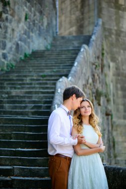 eski bir kale geziniyor aşık Çift