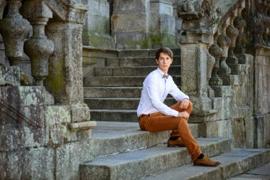 verandada oturan genç şirin çocuk