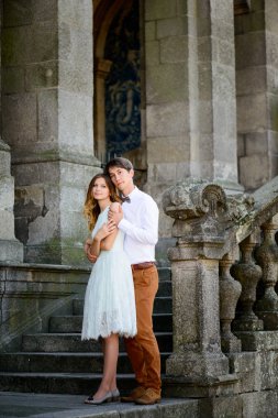 nazik mutlu şık Romantik Çift arka planda kale 