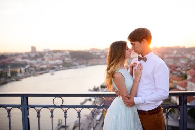 Mutlu genç çift arka plan Porto üzerinde duruyor