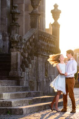 Mutlu genç çift arka plan Porto üzerinde duruyor