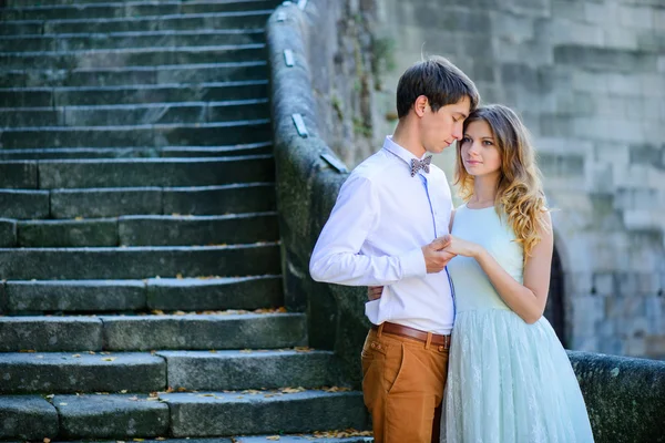 Casal apaixonado passeando em torno de um castelo velho — Fotografia de Stock