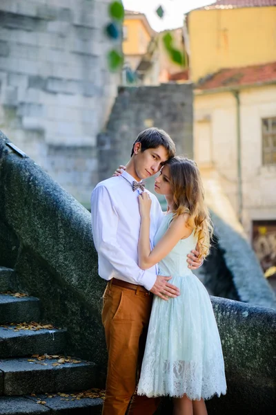 Pareja enamorada paseando por un viejo castillo — Foto de Stock