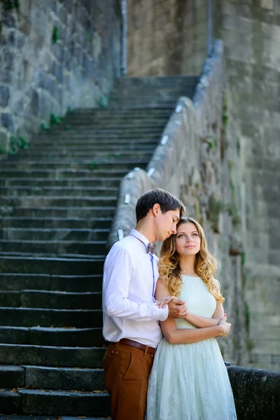 Par i kärlek strosa runt ett gammalt slott — Stockfoto