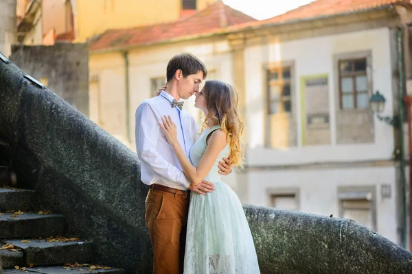 Casal apaixonado passeando em torno de um castelo velho — Fotografia de Stock