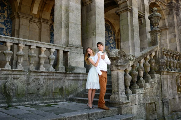 Verliebtes Paar schlendert durch ein altes Schloss — Stockfoto